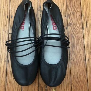 Tsubo Black Women's Flats with Elastic Straps